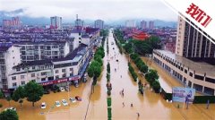 大暴雨后勉县城区大面积被淹 消防员用身体围成圈救人